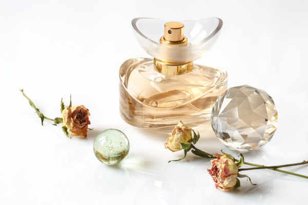 perfumy damskie i pudrowy roz co maja wspolnego 2