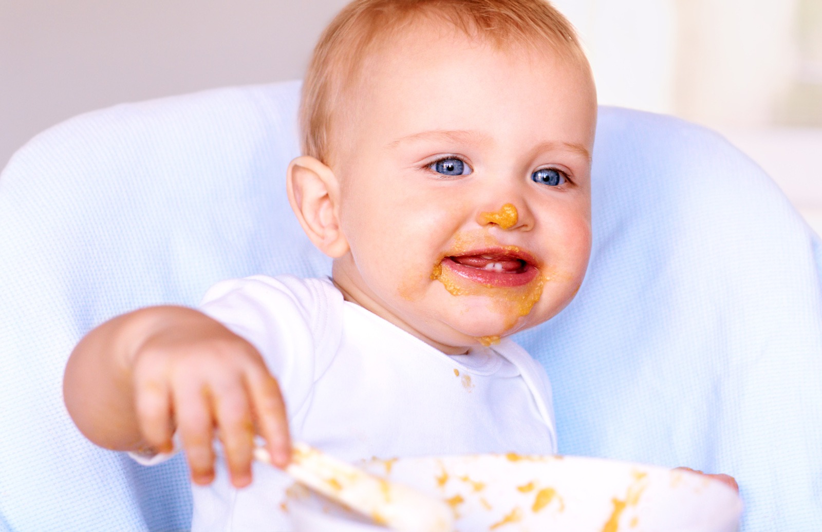 Маленький буда. Малыш ест. Маленький ребенок ест. Маленький ребенок с едой. Ребенок ест кашу.