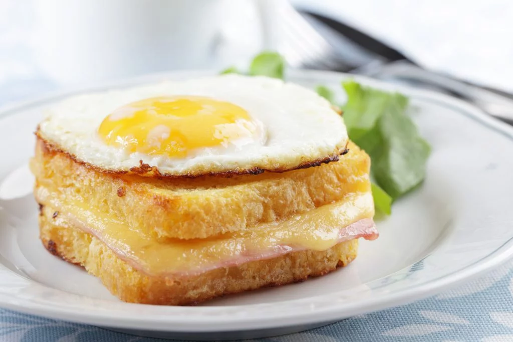 Croque monsieur i croque madame – najsłynniejsze francuskie tosty