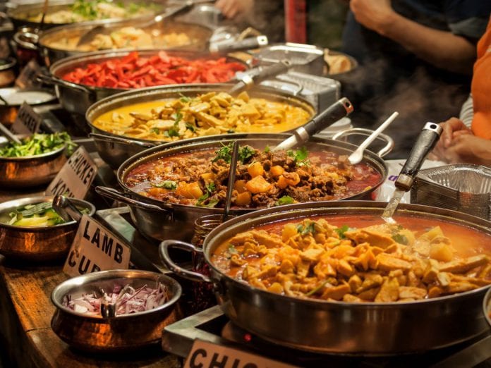 Street food dookoła świata – jakich pyszności warto spróbować w podróży?