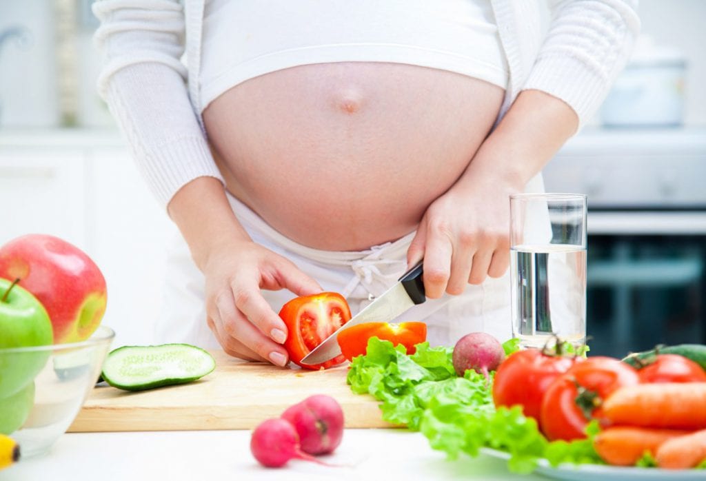 Menu „dla dwojga”, czyli jak mądrze i zdrowo odżywiać się w ciąży