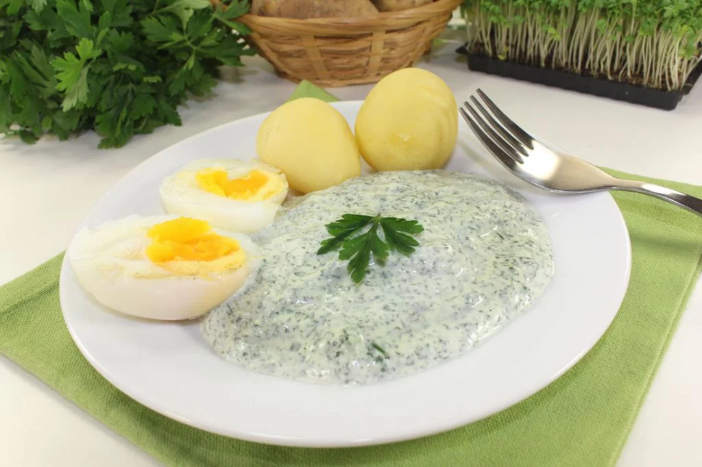 Jajka w sosie śmietanowym z natką pietruszki i kaparami