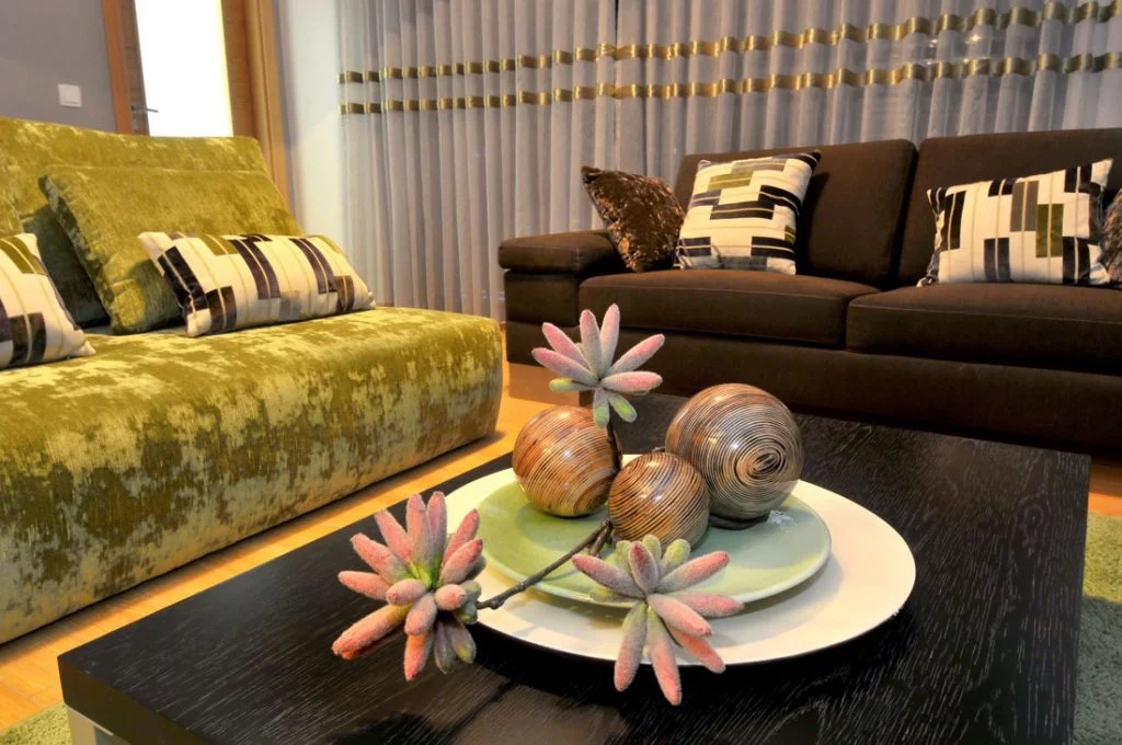 Klasycznie nowoczesny zielony salon – aranżacja [LISTA MEBLI]