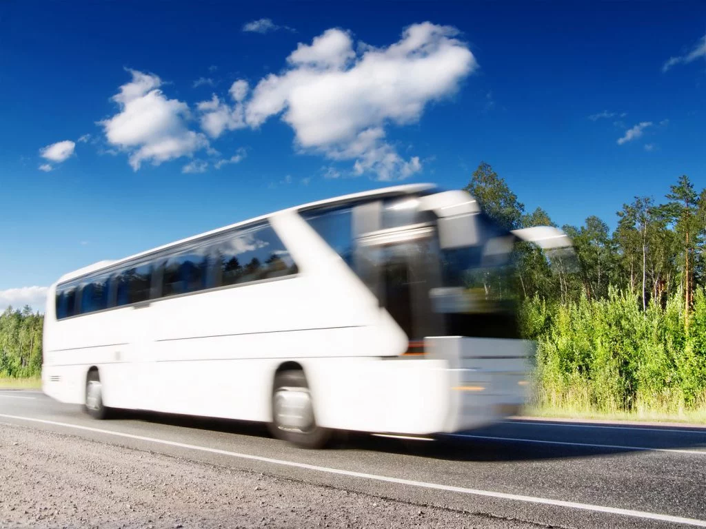 Kobieta w podróży – wycieczka objazdowa autokarem – kraje europejskie