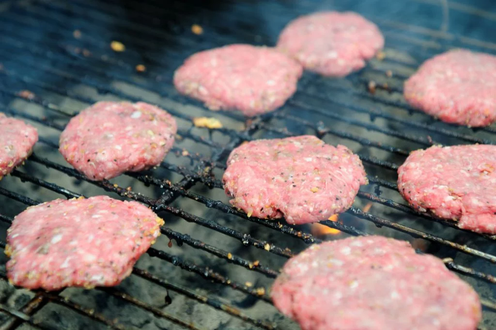 Kotlety mielone z wołowiny i marchewki, pieczone na grillu