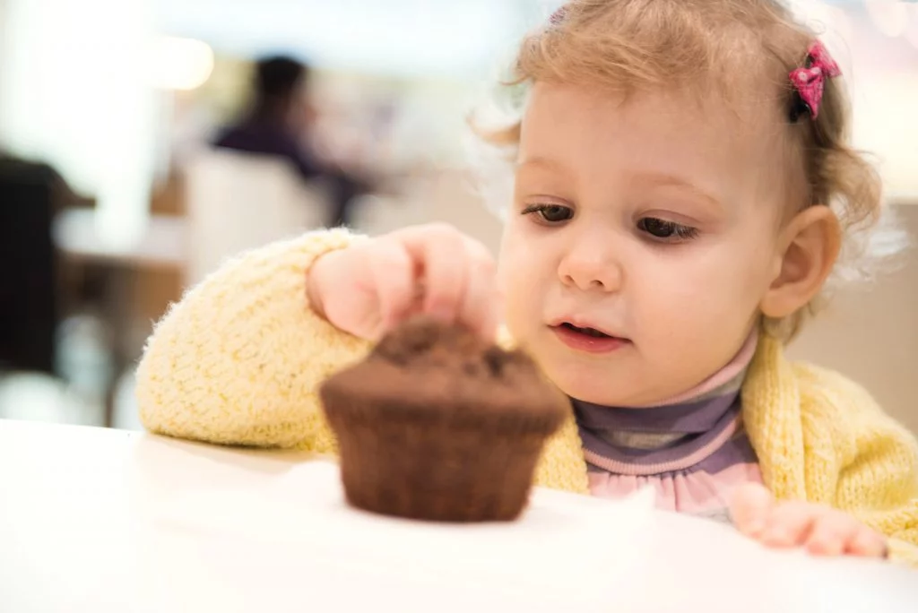Czekoladowe muffinki i tartaletki z truskawkami i bitą śmietaną