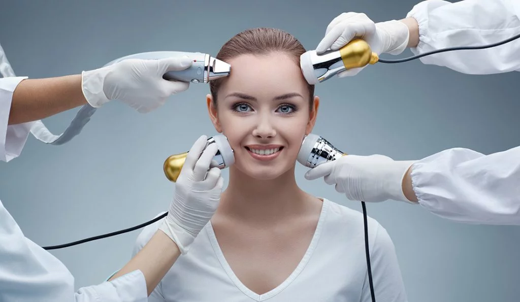 Mezoterapia, dermabrazja, peelingi, botoks, lifting – przewodnik po odmładzaniu twarzy