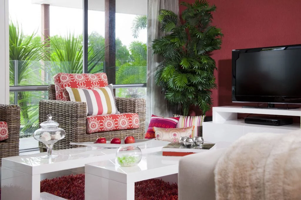 Nowoczesny salon z wiklinową nutą – aranżacja [LISTA MEBLI]