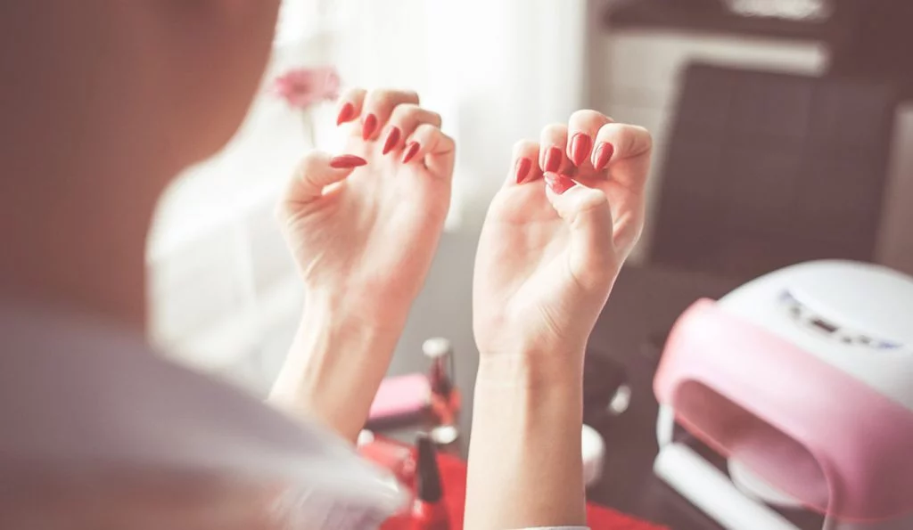 Paznokcie żelowe – trwały manicure i ratunek dla krótkich i łamliwych paznokci