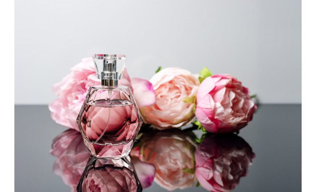 Perfumy damskie i pudrowy róż – co mają wspólnego?
