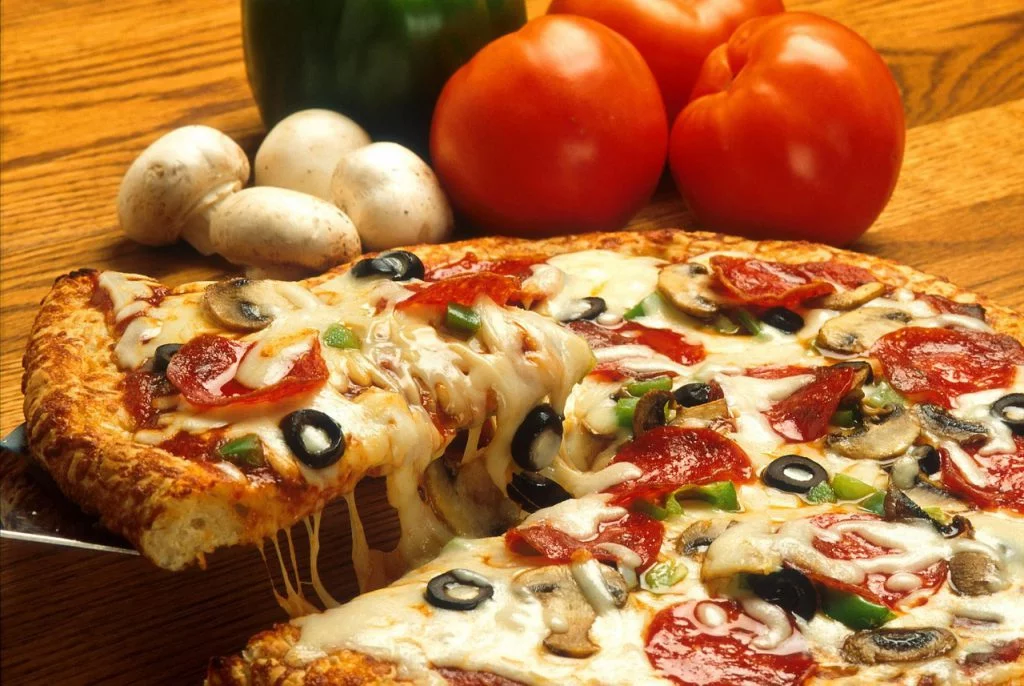 Tarta flambée, coca catalana, a może amerykańska z podwójnym serem? Poznaj rodzaje pizzy z całego świata