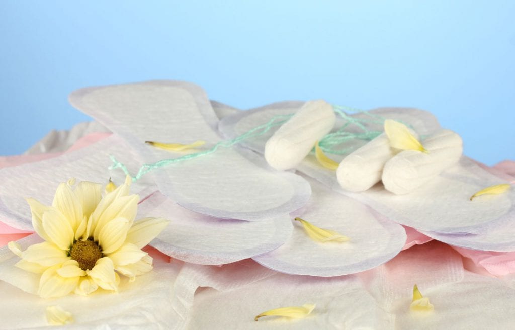 Podpaski, tampony a może menstruacyjny kubeczek Moon Cup?