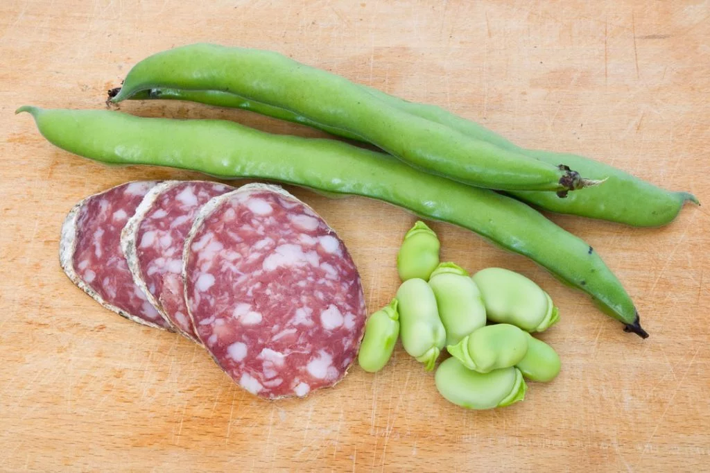 Sałatka z bobem i salami w sosie cytrynowo ziołowym