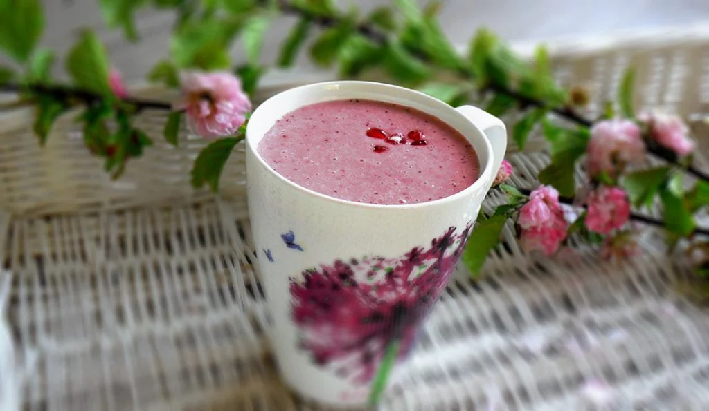 Różowe smoothie z granatem