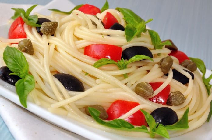 Spaghetti w dwóch odsłonach – spaghetti ze szpinakiem oraz spaghetti z papryką i oliwą
