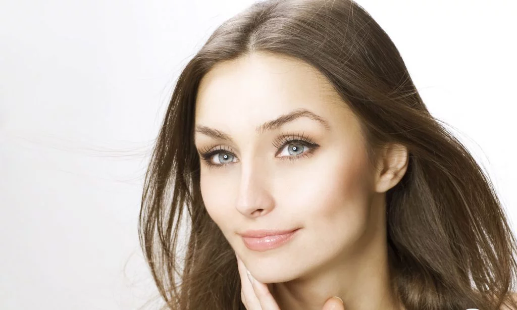 Modelowanie twarzy… czyli jak używać bronzerów, rozświetlaczy i różu do twarzy?