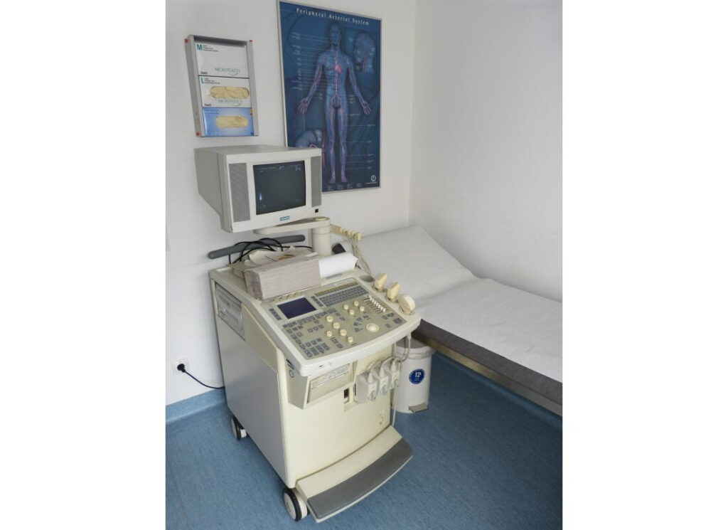 Na jakiej zasadzie działa aparat ultrasonograficzny?