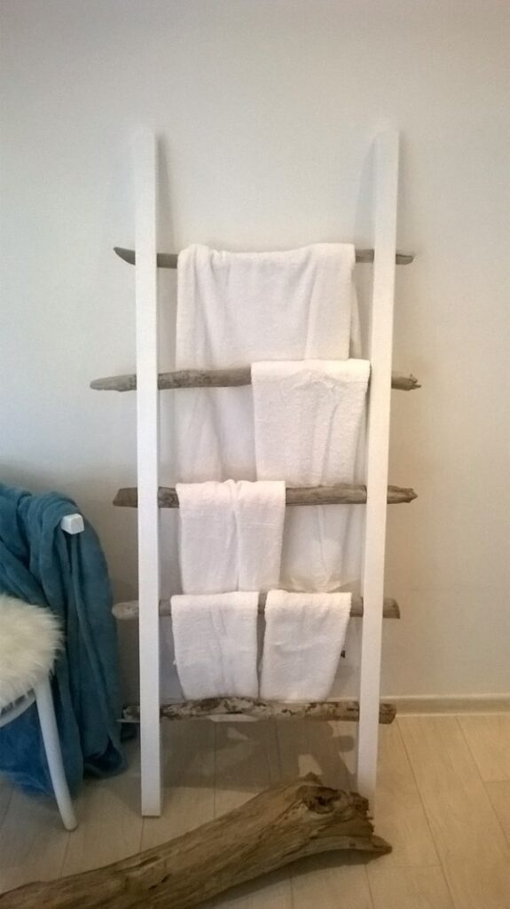 Wieszak na ręczniki z nadmorskiego drewna [DIY]