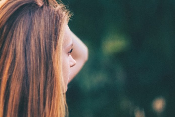 wlosy-proste-i-krecone-ktore-typy-wlosow-sa-najbardziej-podatne-na-wypadanie