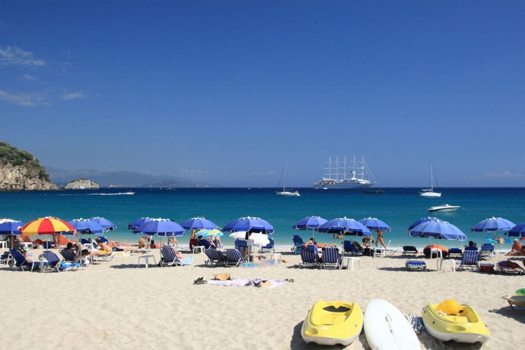 Wygodne plażowanie, czyli jaki sprzęt kupić nad wodę