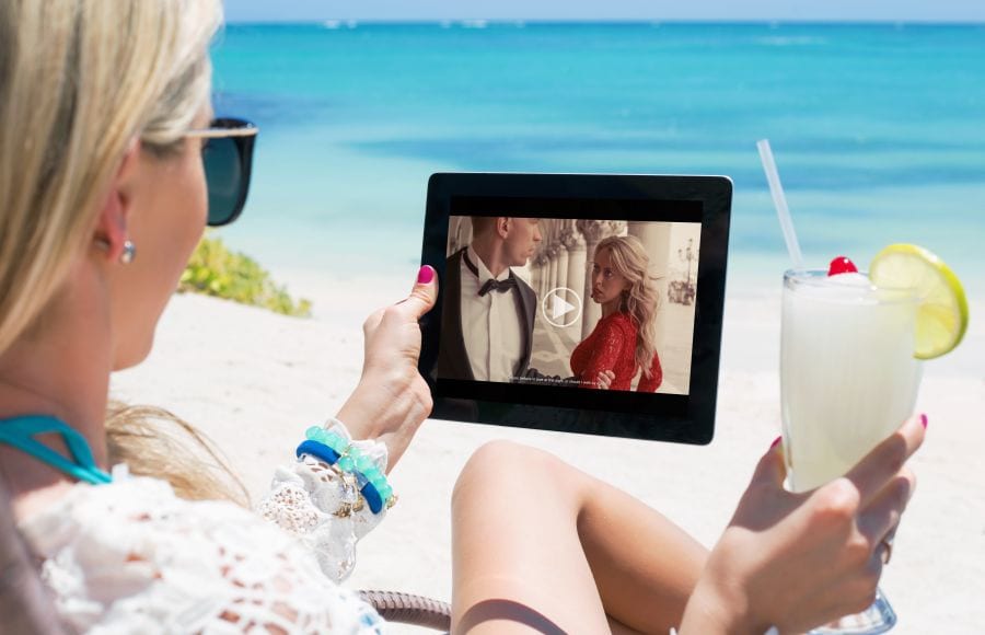 Telewizja online na wakacjach – gdzie oglądać filmy i seriale?