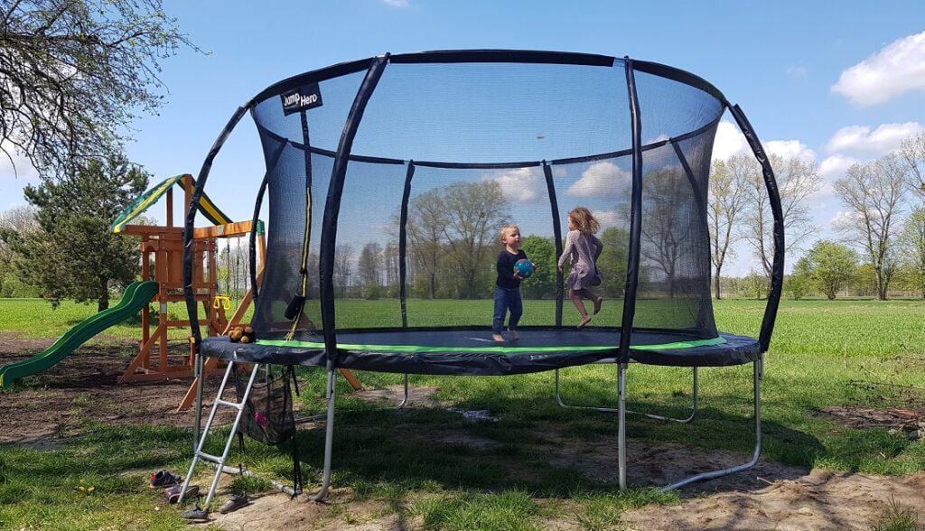 Na co warto zwrócić uwagę przed zakupem trampoliny ogrodowej?