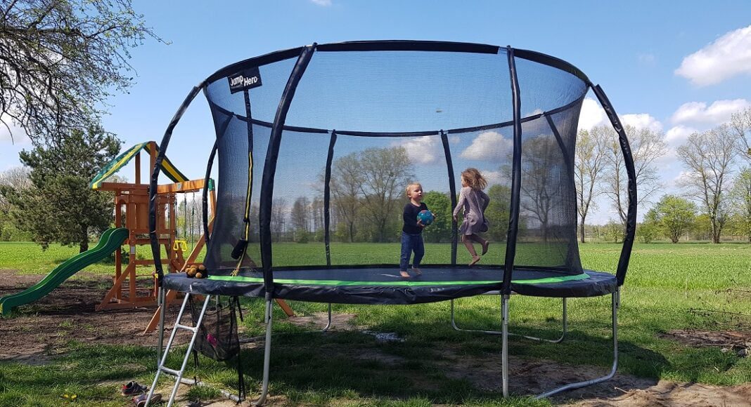 Na co warto zwrócić uwagę przed zakupem trampoliny ogrodowej?