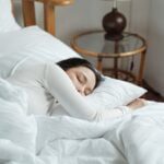 Zadbaj o komfort snu - dobre prześcieradło z gumką może pomóc