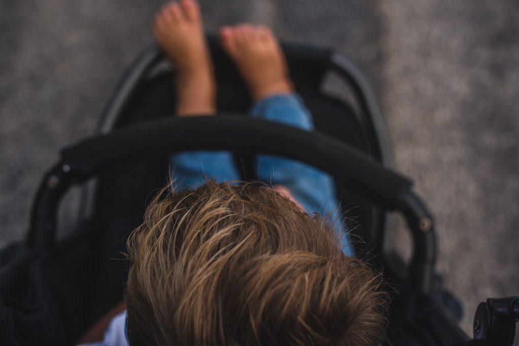 5 niezbędnych akcesoriów na spacer z małym dzieckiem