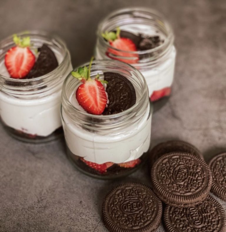 Wegańskie desery Oreo z truskawkami