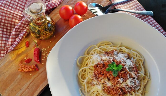 3 proste dania kuchni włoskiej, które możesz podać na przyjęciu