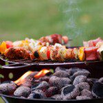 Roślinna majówka — to możliwe! 5 pomysłów na bezmięsne potrawy na grilla