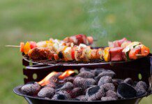 Roślinna majówka — to możliwe! 5 pomysłów na bezmięsne potrawy na grilla