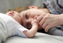 Spanie z niemowlakiem - co zrobić, by było bezpieczne?