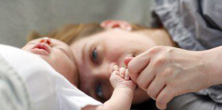 Spanie z niemowlakiem - co zrobić, by było bezpieczne?