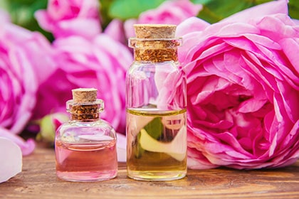 Kto powinien stosować olejek różany do pielęgnacji cery?