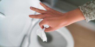Suchy czy nawilżany – jaki papier toaletowy wybrać?