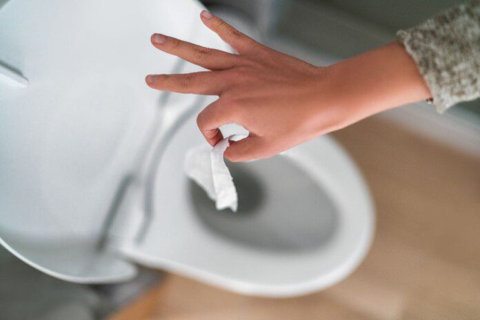 Suchy czy nawilżany – jaki papier toaletowy wybrać?
