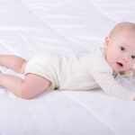 Materac dla niemowlaka: twardy czy miękki?
