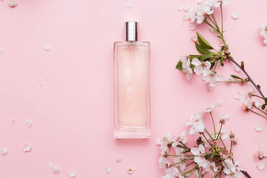 Mgiełki, zapachy i perfumy na prezent. Jak dobrać je do gustu bliskiej osoby?