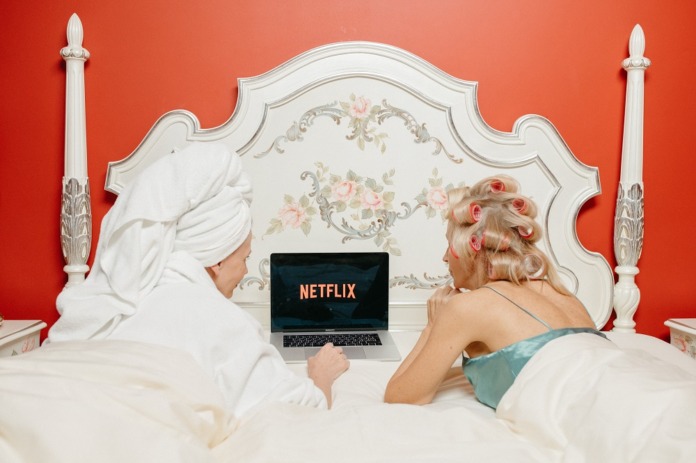 Przyjaźń na ekranie: Najlepsze seriale na Netflix o damskiej przyjaźni