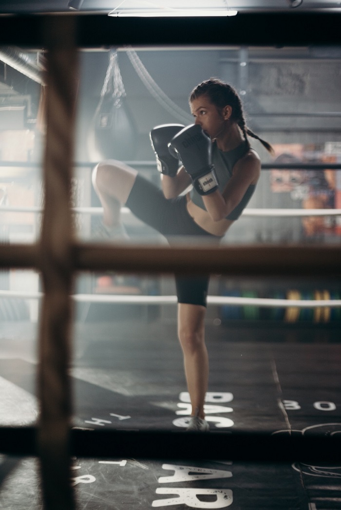 Dlaczego coraz więcej kobiet trenuje kickboxing?