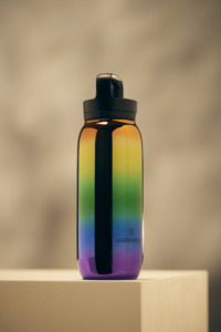 Butelki Rainbow od Waterdrop oraz Conchity Wurst