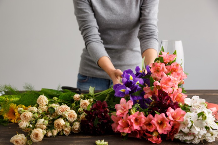 Nie przepłacaj – zobacz, gdzie tanio kupisz sztuczne kwiaty wyrobowe