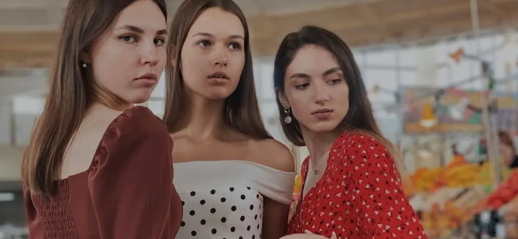 Letnia elegancja: Inspiracje stylizacyjne dla wieczornych spotkań