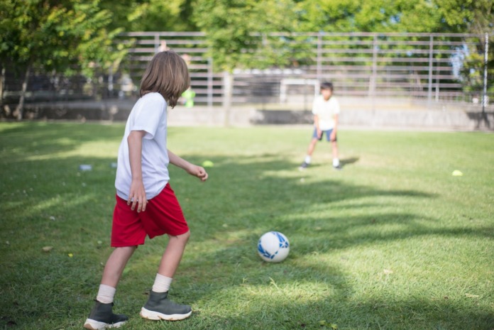 Zachęć dziecko do ruchu i zabierz je na trening piłkarski!