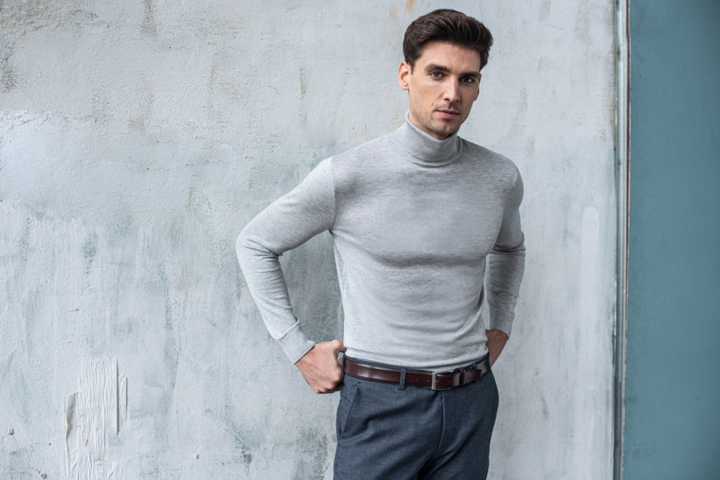 5 ponadczasowych fasonów swetrów męskich – sprawdź, czy masz je w swojej garderobie!