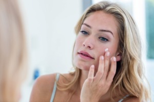 Jak zadbać o barierę hydrolipidową – 5 kremów do twarzy, które wzmocnią tarczę ochronną skóry