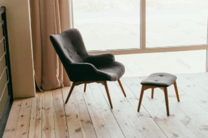Z jakiego materiału kupić krzesła, by były praktyczne i wygodne?