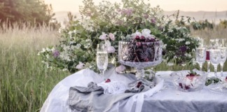 Różowe kieliszki do wina - pomysł na romantyczną kolację